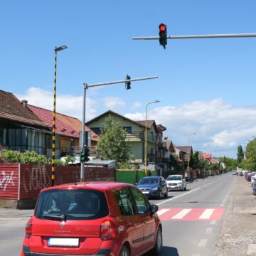 Primăria Brașov testează o nouă soluție pentru siguranța în trafic – un sistem de radare care determină semaforul să comute pe culoarea roșie atunci când detectează autoturisme care depășesc viteza legală