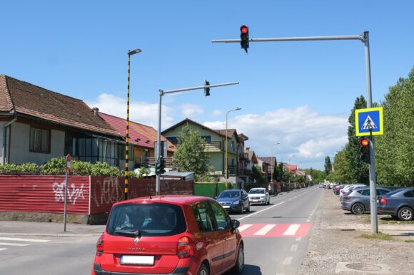 Primăria Brașov testează o nouă soluție pentru siguranța în trafic – un sistem de radare care determină semaforul să comute pe culoarea roșie atunci când detectează autoturisme care depășesc viteza legală