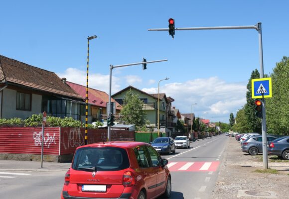 Primăria Brașov testează o nouă soluție pentru siguranța în trafic – un sistem de radare care determină semaforul să comute pe culoarea roșie atunci când detectează autoturisme care depășesc viteza legală