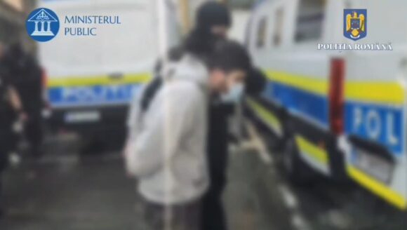 28 de percheziții domiciliare într-un dosar de tâlhărie calificată, fraudă informatică și lipsire de libertate. Arest preventiv pentru trei inculpați