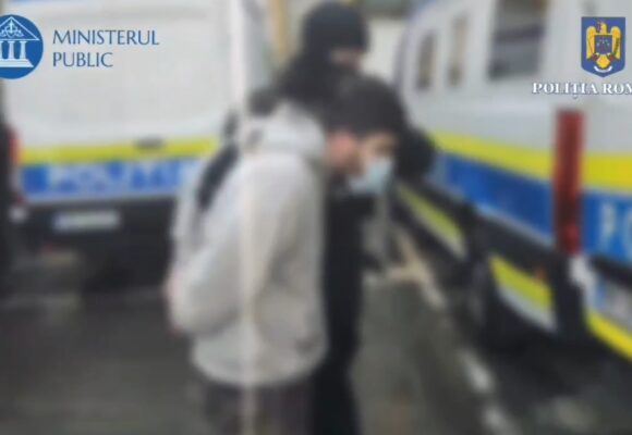 28 de percheziții domiciliare într-un dosar de tâlhărie calificată, fraudă informatică și lipsire de libertate. Arest preventiv pentru trei inculpați
