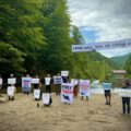 PROTEST pentru demolarea hidrocentralei ilegale de pe râul Taia