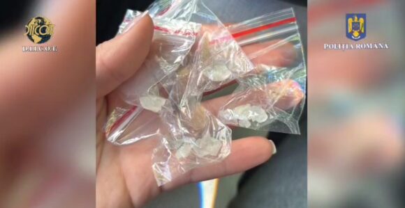 Arest preventiv 30 de zile pentru două persoane care făceau trafic cu droguri de mare risc