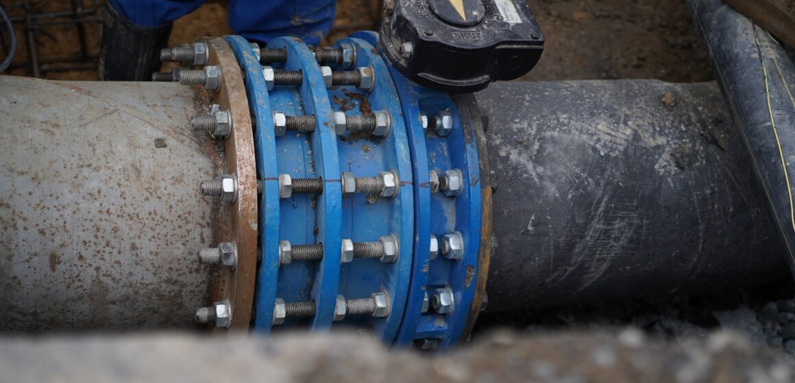 Contract semnat pentru modernizarea a 46 de kilometri de rețea de apă în cartierele Astra, Valea Cetății, Blumăna și în zona Aurel Vlaicu Contract semnat pentru modernizarea a 46 de kilometri de rețea de apă în cartierele Astra, Valea Cetății, Blumăna și în zona Aurel Vlaicu