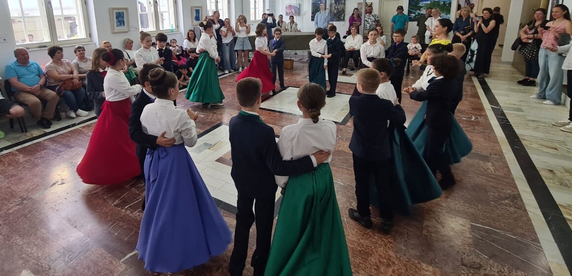 Muzeul „Casa Mureșenilor” Brașov invită brașovenii în Piața Sfatului la „DANSĂM ROMANA”