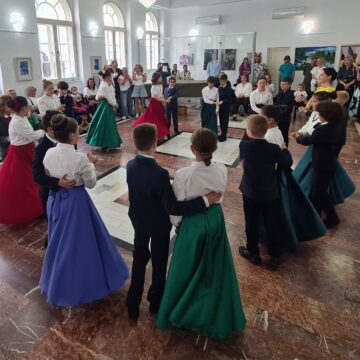 Muzeul „Casa Mureșenilor” Brașov invită brașovenii în Piața Sfatului la „DANSĂM ROMANA”