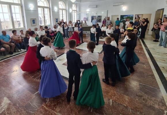 Muzeul „Casa Mureșenilor” Brașov invită brașovenii în Piața Sfatului la „DANSĂM ROMANA”