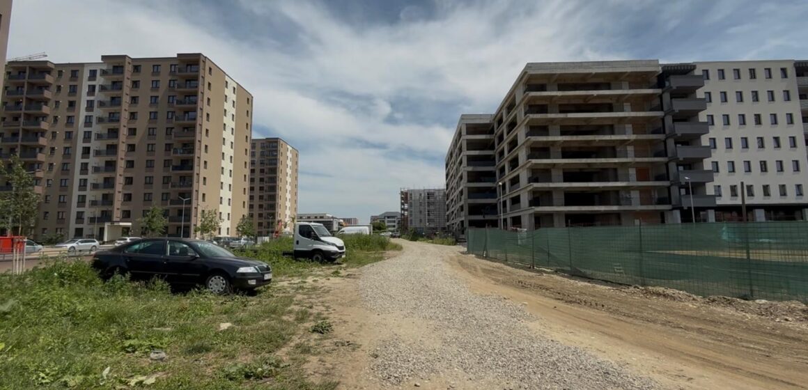 După ce i-a lăsat să construiască cum vor, primarul George Scripcaru le transmite dezvoltatorilor imobiliari că „fie amenajează străzile și trotuarele, fie nu mai construiesc în Brașov”