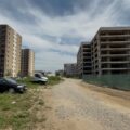 După ce i-a lăsat să construiască cum vor, primarul George Scripcaru le transmite dezvoltatorilor imobiliari că „fie amenajează străzile și trotuarele, fie nu mai construiesc în Brașov”