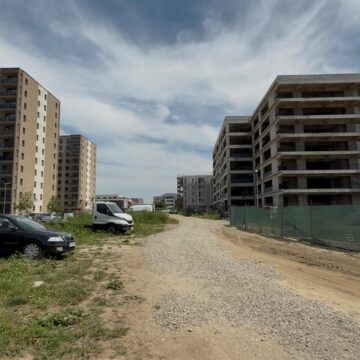După ce i-a lăsat să construiască cum vor, primarul George Scripcaru le transmite dezvoltatorilor imobiliari că „fie amenajează străzile și trotuarele, fie nu mai construiesc în Brașov”