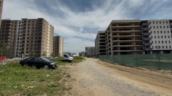 După ce i-a lăsat să construiască cum vor, primarul George Scripcaru le transmite dezvoltatorilor imobiliari că „fie amenajează străzile și trotuarele, fie nu mai construiesc în Brașov”