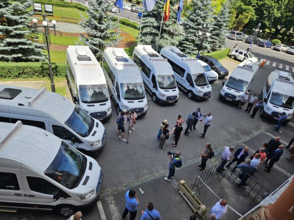 Au fost livrate primele opt microbuze electrice pentru transportul elevilor din mediul rural