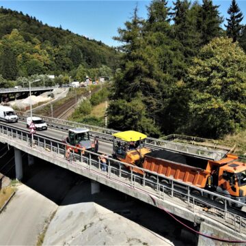 Pasajul peste calea ferată din Predeal intră în reparații. Două săptămâni de restricții de circulație