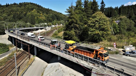 Pasajul peste calea ferată din Predeal intră în reparații. Două săptămâni de restricții de circulație