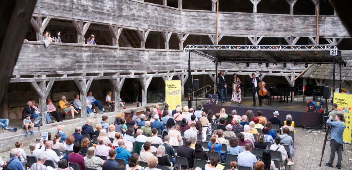 Festivalul SoNoRo Musikland, la ediția a VII-a, în satele de pe Colinele Transilvaniei și în Brașov Festivalul SoNoRo Musikland, la ediția a VII-a, în satele de pe Colinele Transilvaniei și în Brașov