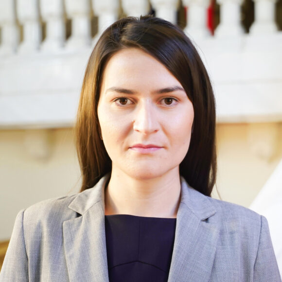 Președintele Nicușor Dan va fi reprezentat de Cătălina Galer la dezbaterea „Niciuna înfrântă, niciuna uitată, niciuna mai puțin. Direcții de îmbunătățire a legislației privind violența domestică și femicidul” de la Brașov