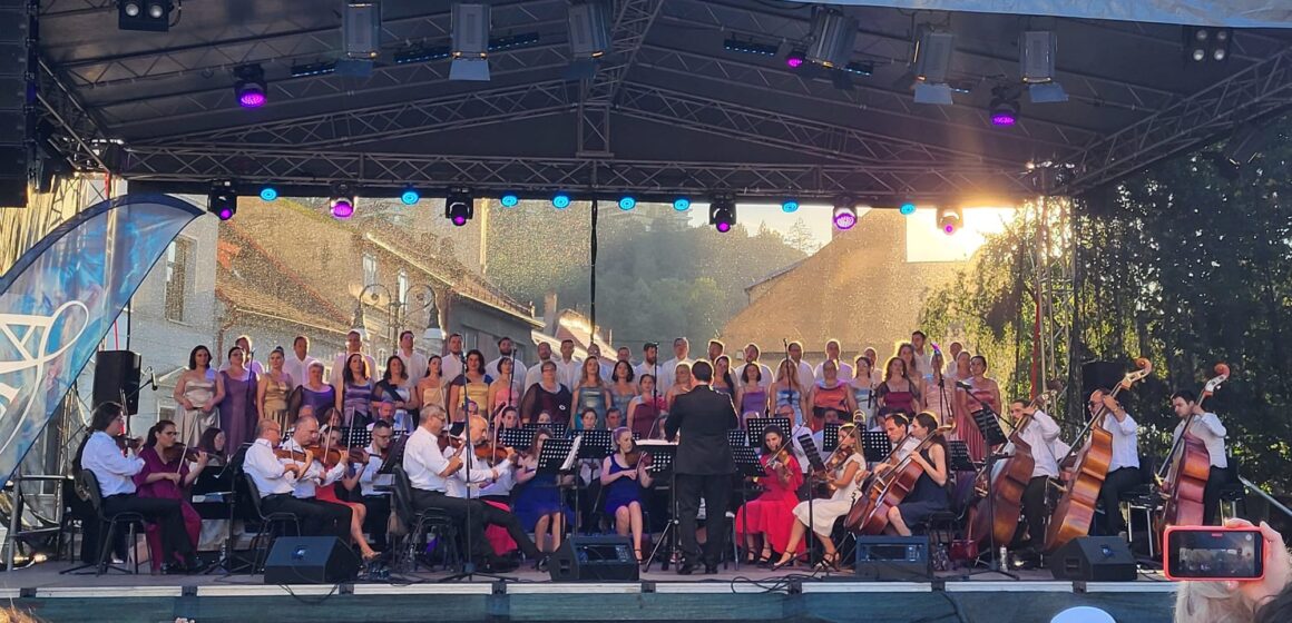 Începe stagiunea estivală a Operei Brașov. Weekendul 5 – 6 iulie în Piața Sf. Ioan Începe stagiunea estivală a Operei Brașov. Weekendul 5 – 6 iulie în Piața Sf. Ioan