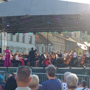 Două evenimente Opera Brașov, la sfârșit de săptămână, în Piața Sf. Ioan Două evenimente Opera Brașov, la sfârșit de săptămână, în Piața Sf. Ioan