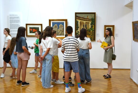 Programul Școala de vară la Muzeul de Artă Brașov invită copiii să exploreze prin joc și imaginație universul artei și al muzeului