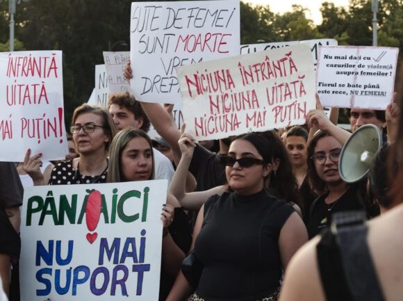 Dezbatere publică „Niciuna înfrântă, niciuna uitată, niciuna mai puțin. Direcții de îmbunătățire a legislației privind violența domestică și femicidul” la Aula Universității Transilvania din Brașov