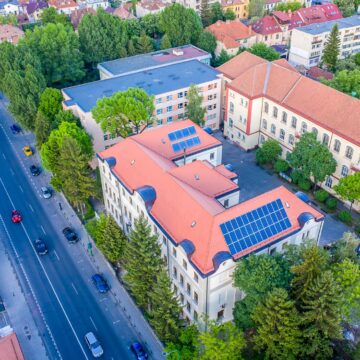 10 școli și colegii din Brașov vor fi dotate cu sisteme de panouri fotovoltaice 10 școli și colegii din Brașov vor fi dotate cu sisteme de panouri fotovoltaice