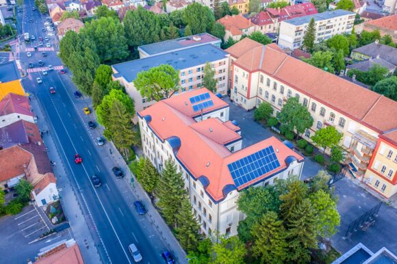 10 școli și colegii din Brașov vor fi dotate cu sisteme de panouri fotovoltaice