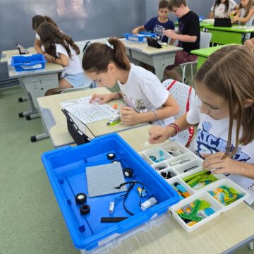 Fundația Comunitară Brașov lansează două Școli de Vară STEAM gratuite pentru copii, în localitățile Racoș și Budila din județul Brașov Fundația Comunitară Brașov lansează două Școli de Vară STEAM gratuite pentru copii, în localitățile Racoș și Budila din județul Brașov