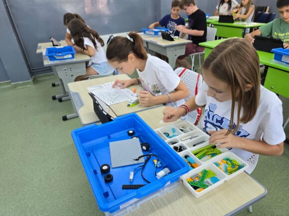 Fundația Comunitară Brașov lansează două Școli de Vară STEAM gratuite pentru copii, în localitățile Racoș și Budila din județul Brașov