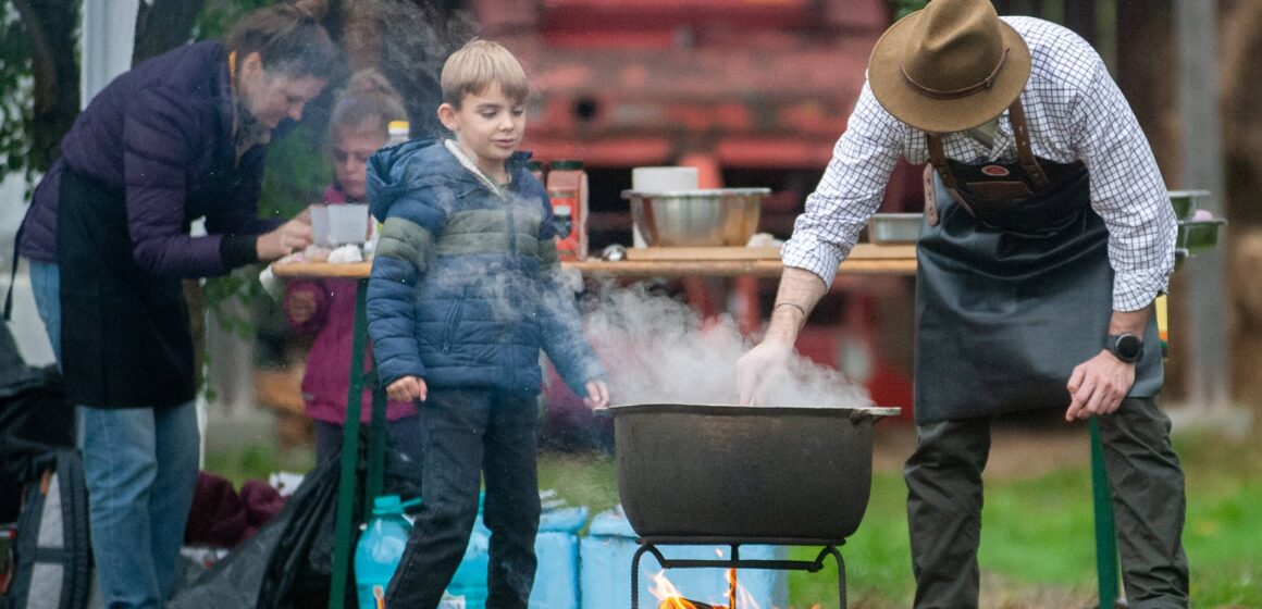 Ferma de Biodiversitate Cobor pregătește ceaunele pentru Întrecerea Gulașurilor, ediția a III-a Ferma de Biodiversitate Cobor pregătește ceaunele pentru Întrecerea Gulașurilor, ediția a III-a