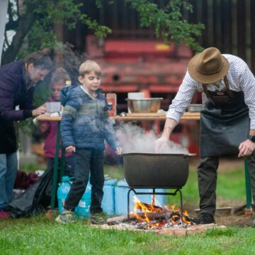 Ferma de Biodiversitate Cobor pregătește ceaunele pentru Întrecerea Gulașurilor, ediția a III-a Ferma de Biodiversitate Cobor pregătește ceaunele pentru Întrecerea Gulașurilor, ediția a III-a