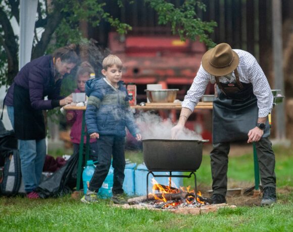 Ferma de Biodiversitate Cobor pregătește ceaunele pentru Întrecerea Gulașurilor, ediția a III-a