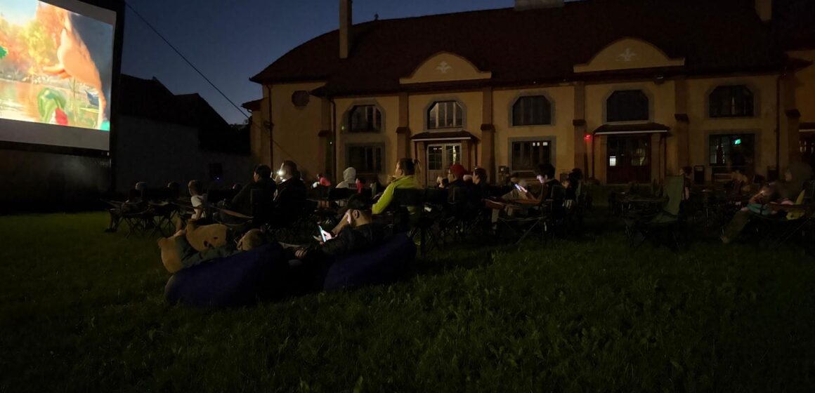 KINOdiseea Open Air a adus magia filmului și joaca în aer liber la Cristian, județul Brașov KINOdiseea Open Air a adus magia filmului și joaca în aer liber la Cristian, județul Brașov