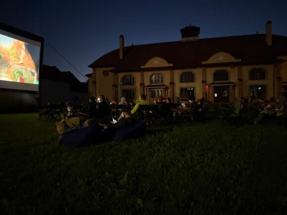 KINOdiseea Open Air a adus magia filmului și joaca în aer liber la Cristian, județul Brașov