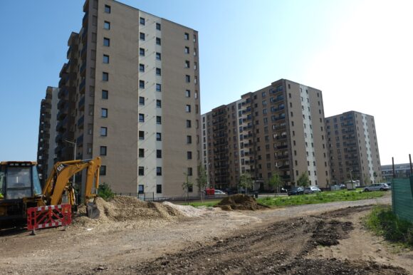 21 de dezvoltatori imobiliari, cu 39 de proiecte în Tractorul, nu și-au respectat obligațiile din certificatele de urbanism sau din avizul comisiei de circulație, dar au obținut certificatele de edificare a construcțiilor, anunță Primăria Brașov