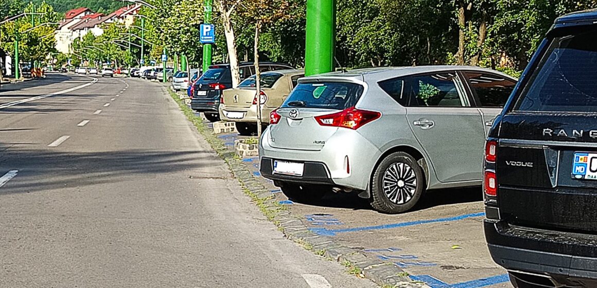 „Reînchirierea locurilor de parcare rezidențiale vecinilor, o afacere pentru unii brașoveni”, spune Primăria Brașov