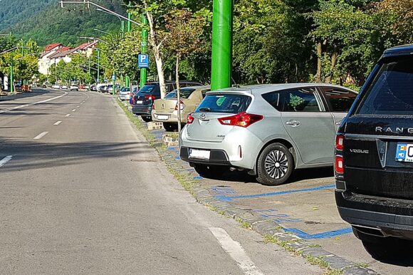 „Reînchirierea locurilor de parcare rezidențiale vecinilor, o afacere pentru unii brașoveni”, spune Primăria Brașov
