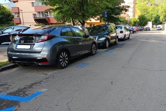 Procedurile de reatribuire a locurilor de parcare rezidențiale continuă în municipiul Brașov cu cele din cartierul Valea Cetății