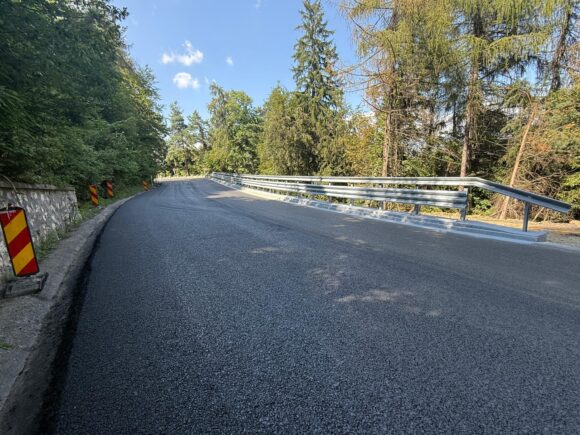 Primăria Brașov anunță finalizarea lucrărilor de consolidarea a drumului spre Poiana Brașov, la Km 6+000