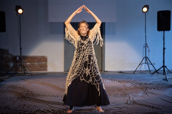 Turneul Acting Out începe la Cluj: Katia Pascariu, în rolul Estherei Magyar-Gonda, deschide dialogul despre corp, memorie și vulnerabilitate. Urmează București