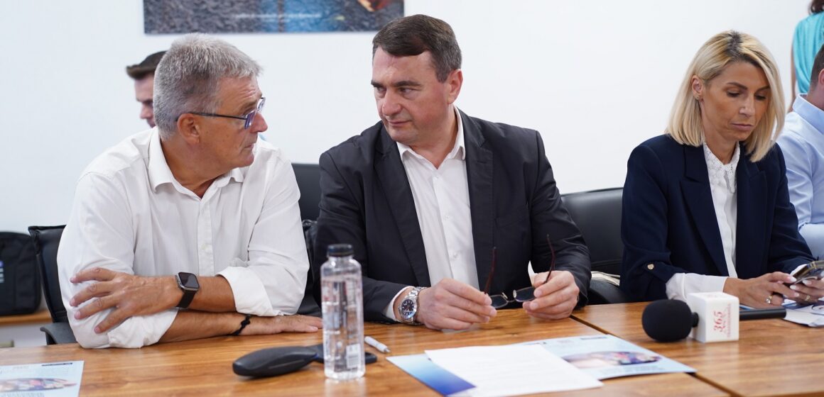 Directorul Companiei Apa în arest preventiv. Alți doi membri PNL Brașov sunt suspecți într-un dosar penal de cumpărare de influență și dare de mită Directorul Companiei Apa în arest preventiv. Alți doi membri PNL Brașov sunt suspecți într-un dosar penal de cumpărare de influență și dare de mită