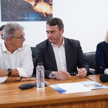 Directorul Companiei Apa în arest preventiv. Alți doi membri PNL Brașov sunt suspecți într-un dosar penal de cumpărare de influență și dare de mită Directorul Companiei Apa în arest preventiv. Alți doi membri PNL Brașov sunt suspecți într-un dosar penal de cumpărare de influență și dare de mită