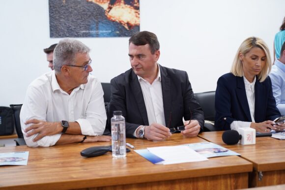 Directorul Companiei Apa în arest preventiv. Alți doi membri PNL Brașov sunt suspecți într-un dosar penal de cumpărare de influență și dare de mită