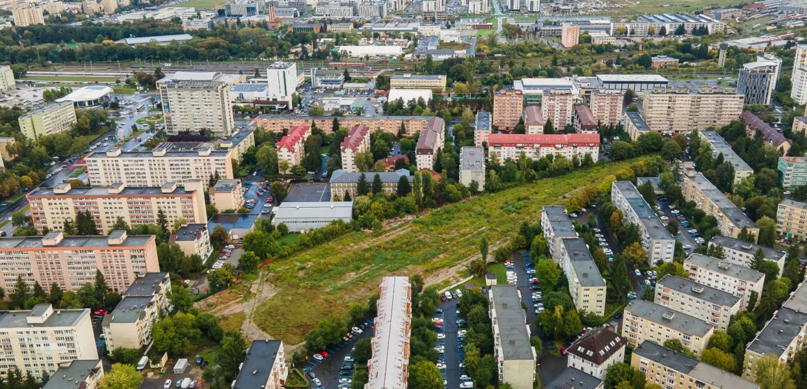 Primarul George Scripcaru îi acuză pe fostul primar și fostul arhitect șef pentru blocurile de 10 etaje din zona Aleii Sânzienelor Primarul George Scripcaru îi acuză pe fostul primar și fostul arhitect șef pentru blocurile de 10 etaje din zona Aleii Sânzienelor