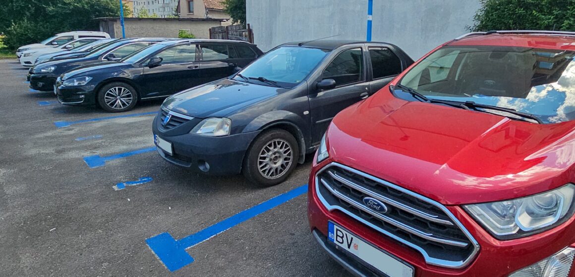 Procedurile de reatribuire a locurilor de parcare rezidențiale continuă în municipiul Brașov cu cele din cartierul Astra