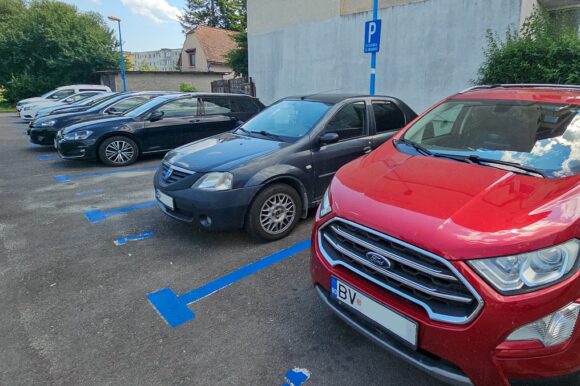 Procedurile de reatribuire a locurilor de parcare rezidențiale continuă în municipiul Brașov cu cele din cartierul Astra