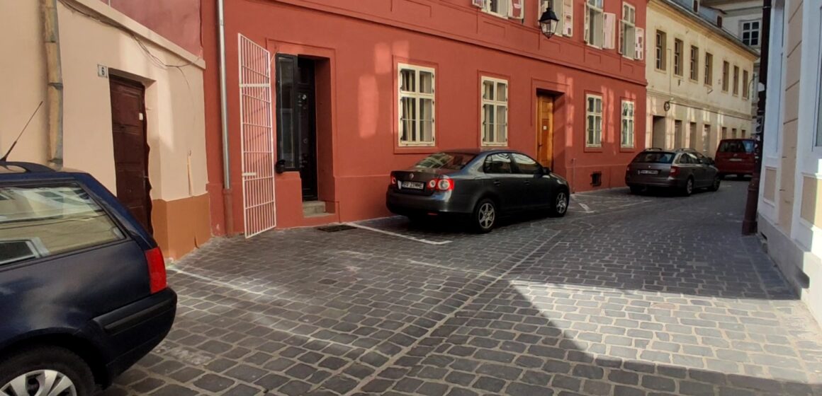 Brașov, orașul mașinilor | Ostilitatea unor străzi din Cetate, exemplul Hans Benkner Brașov, orașul mașinilor | Ostilitatea unor străzi din Cetate, exemplul Hans Benkner