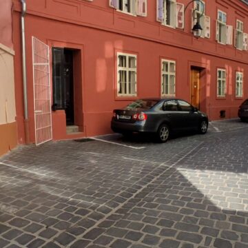 Brașov, orașul mașinilor | Ostilitatea unor străzi din Cetate, exemplul Hans Benkner Brașov, orașul mașinilor | Ostilitatea unor străzi din Cetate, exemplul Hans Benkner