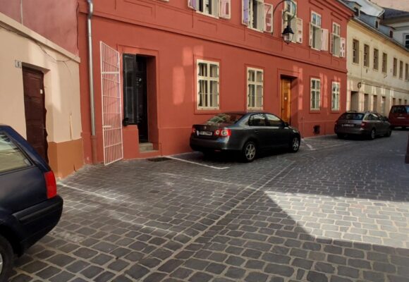 Brașov, orașul mașinilor | Ostilitatea unor străzi din Cetate, exemplul Hans Benkner Brașov, orașul mașinilor | Ostilitatea unor străzi din Cetate, exemplul Hans Benkner