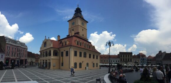 Expoziția Regina Maria, Ambasador irezistibil al României Mari în Piața Sfatului