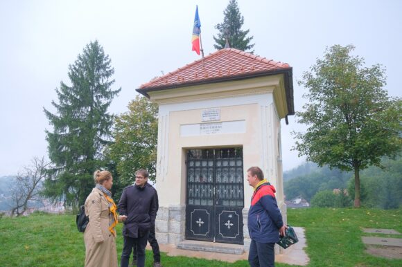 Junii, politica brașoveană și banii. 11,11 milioane pentru 10 troițe și 3,9 milioane pentru Bastionul Postăvarilor